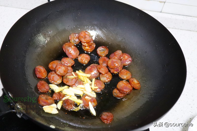 問了大廚才知道，炒臘腸很多人直接炒，少了一步，怪不得味道不對