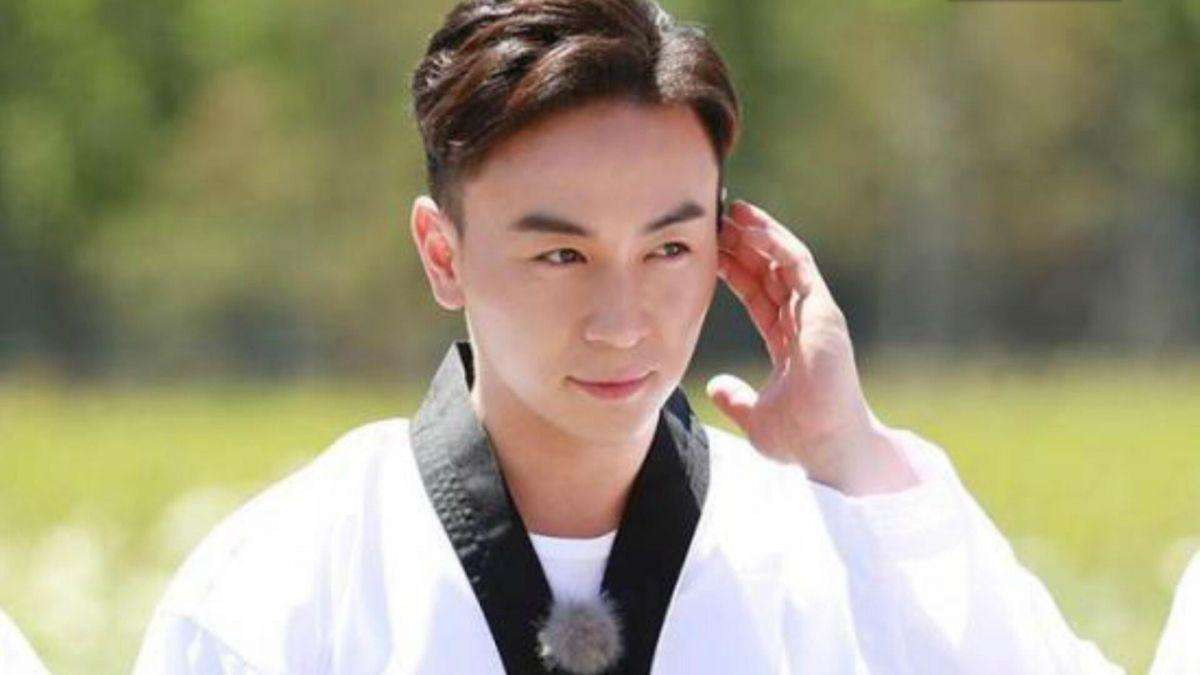 32岁释小龙罕见露面，身体严重发福无戏可拍，被嘲蹭洪金宝热度