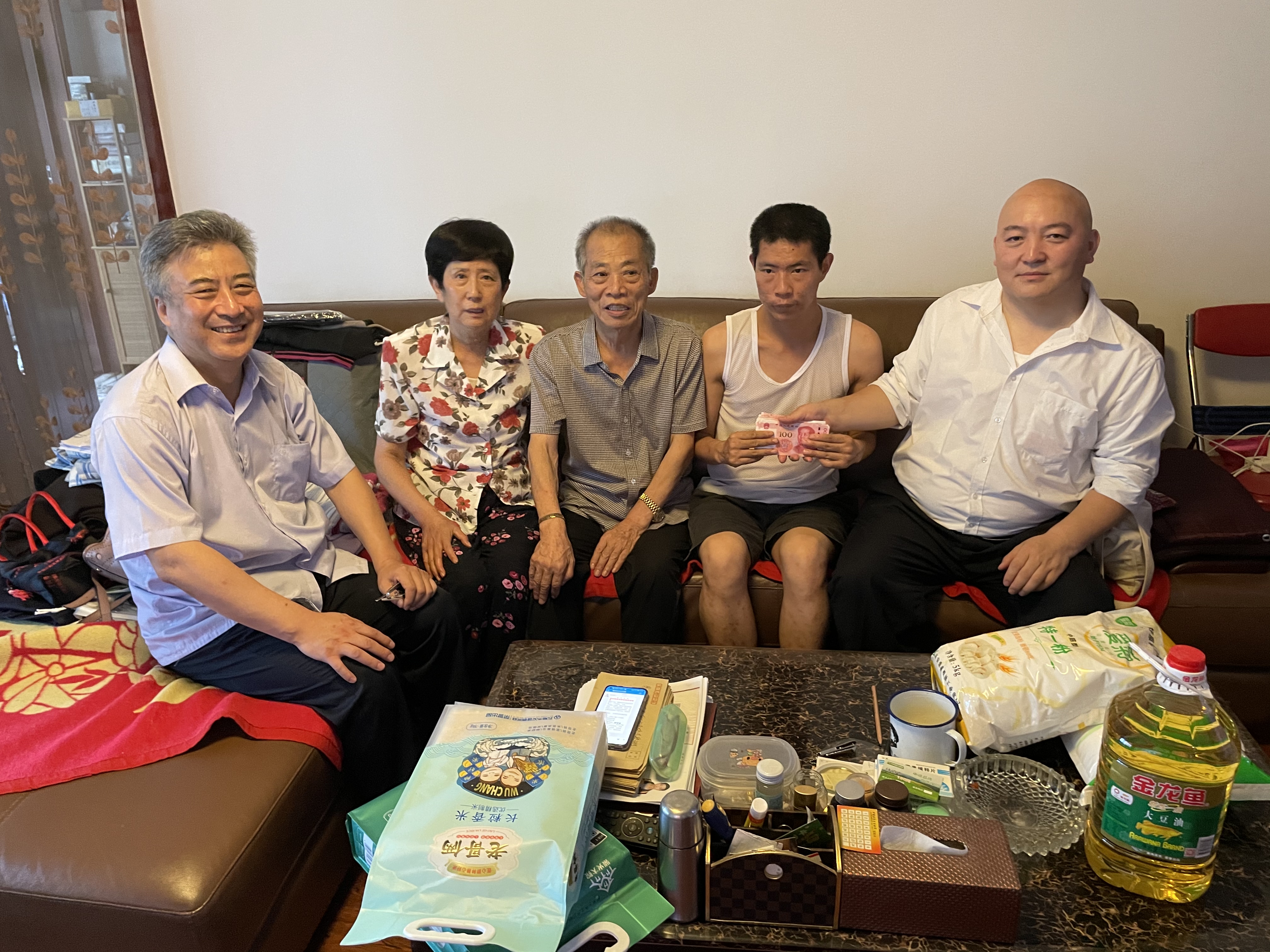七一前民營企業少華集團高董、譚又鋮等愛心人士看望抗戰老兵