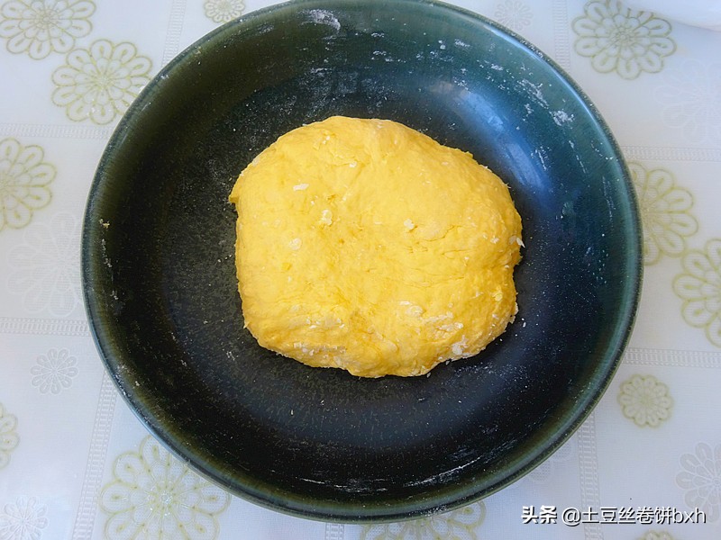 立秋后黑芝麻要常吃，教你做最好吃的胡萝卜黑芝麻饼，营养翻倍