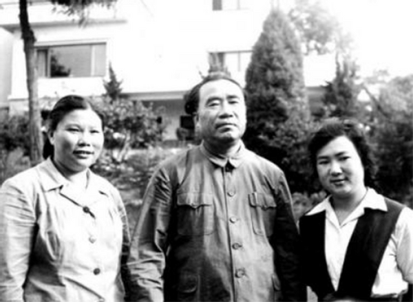 为掩护丈夫朱德突围，怀孕的伍若兰负伤被俘，酷刑后头颅被挂城门