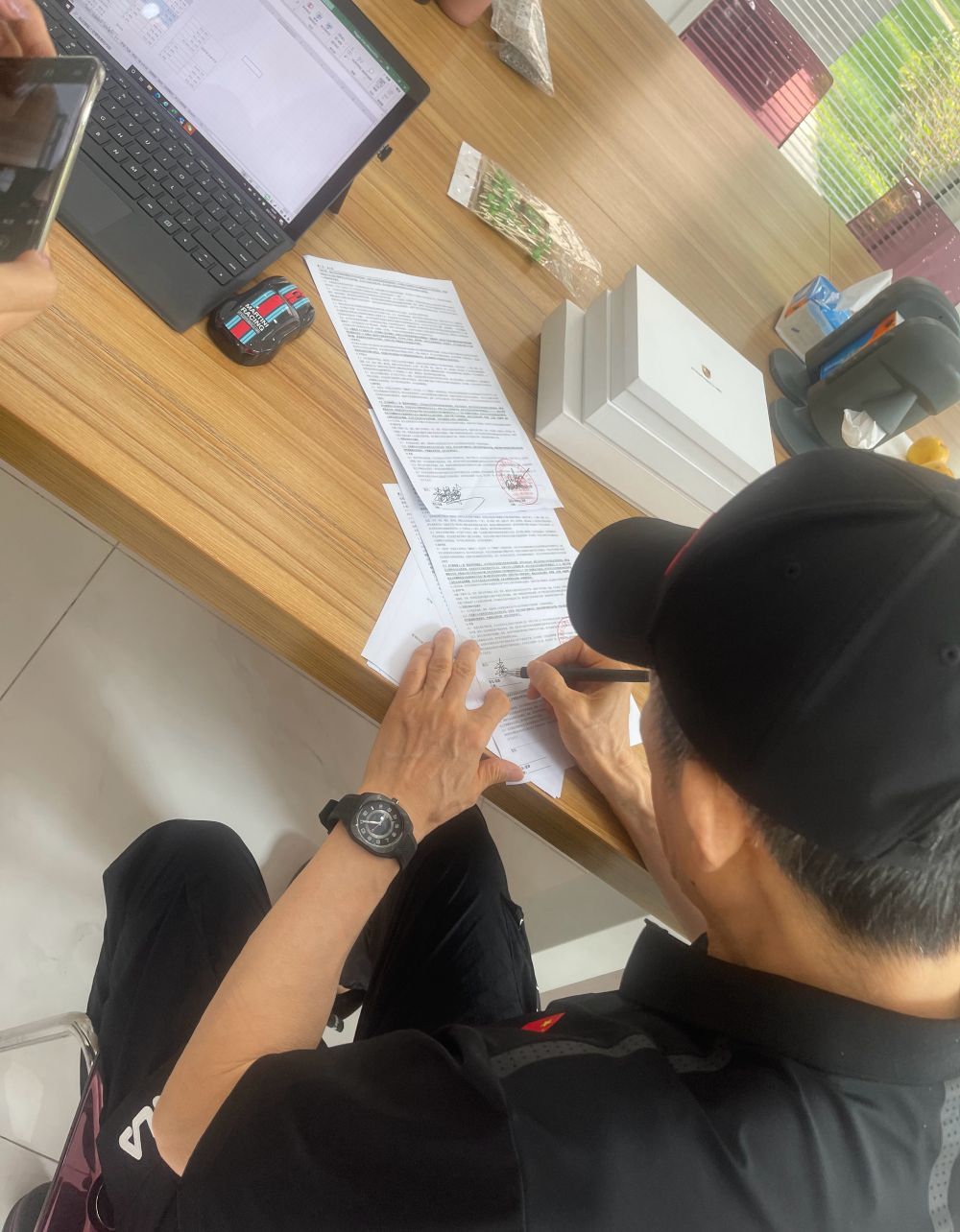 張藝謀攜妻購240萬豪車，自己卻穿百元國貨，39歲妻罕素顏太真實