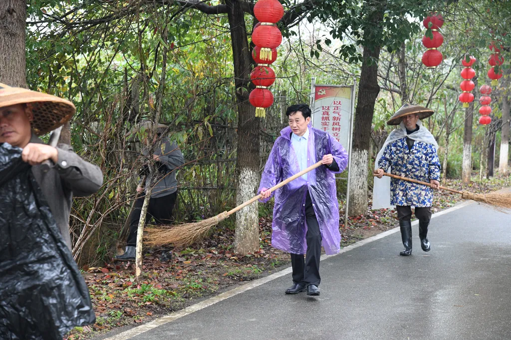 【脱贫攻坚的人大力量】黄秀佳：扎根乡村19年，昔日穷村今朝小康