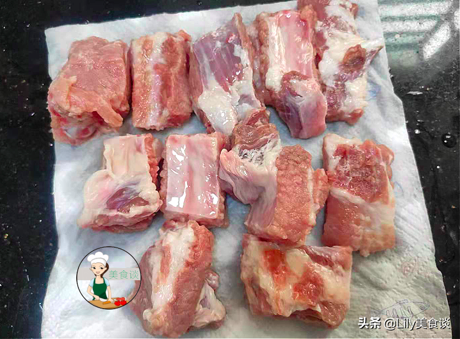 炸排骨時，別直接就下鍋炸，教你一招，排骨外焦里嫩，簡單又營養