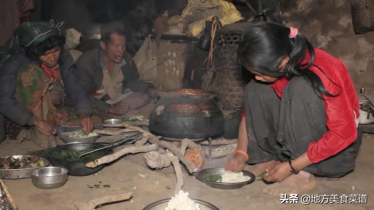 尼泊尔山区小姑娘大冬天摘野菜，回家还要煮饭炒菜，看着让人心疼