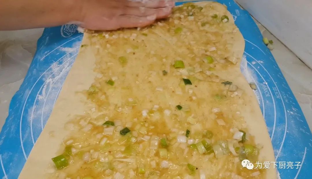 烙千層餅時，切記不要放小蔥，教你一招柔軟勁道，吃著真過癮