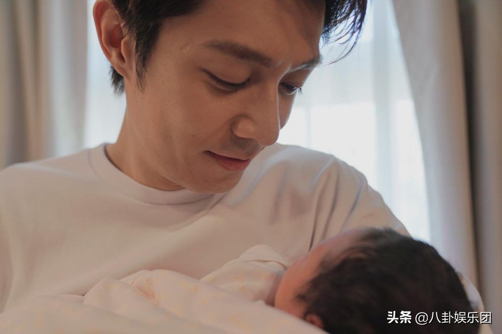 恭喜！周柏豪突然宣布再做爸爸，怀抱宝宝的眼神温柔，画面超温馨