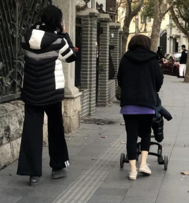 賭王1歲長孫罕見現身！ 一身藍色套裝乘坐私人飛機，還同框小小春