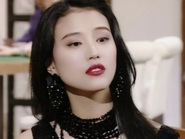 瓜尔佳氏专出美女娱乐圈除了关晓彤是在逃格格这两位也是瓜尔佳氏