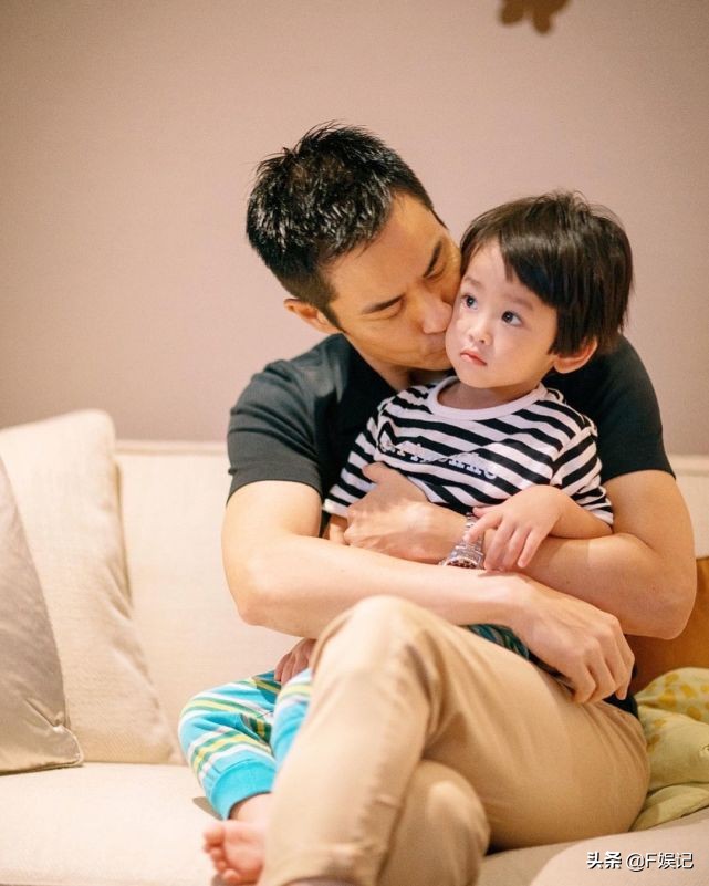 两位儿子都可爱！郑嘉颖陈凯琳晒一家四口的全家福庆祝父亲节
