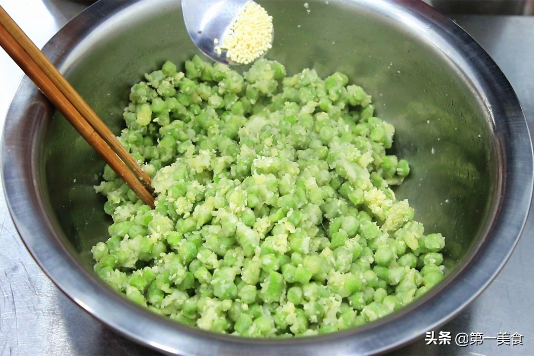 An egg is beaten in the beans. It is not fried or stewed. I didn’t expect it to be so delicious. It tastes better than meat.