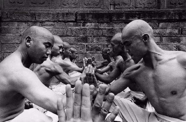 解放军有两位传奇将军，同龄、同乡、同事，还