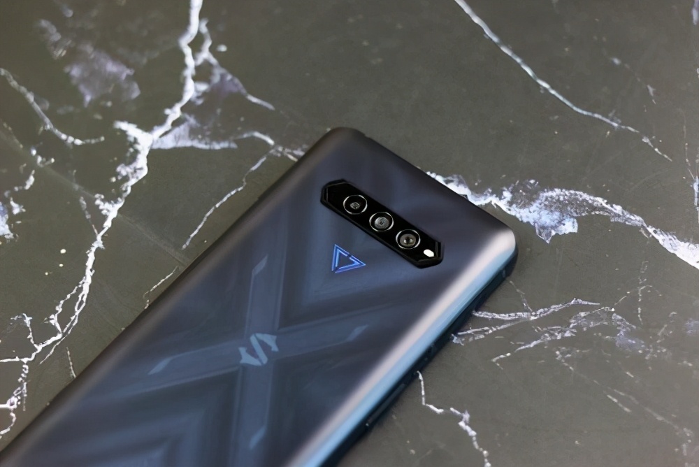 Высокая кисть 120 Вт + 144 Гц, серия Black Shark 4 вполне удовлетворительна, с некоторыми бликами