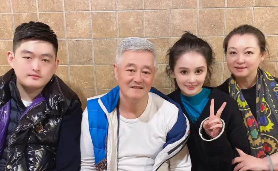 赵本山女儿在线炫富！一天花63万奢侈品堆满桌，