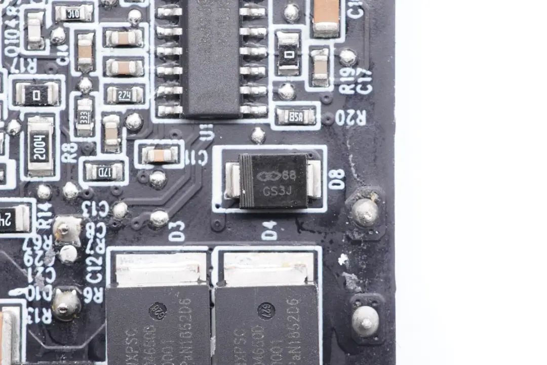 华硕最强游戏本标配300W电源，内置4颗氮化镓，内部结构揭晓