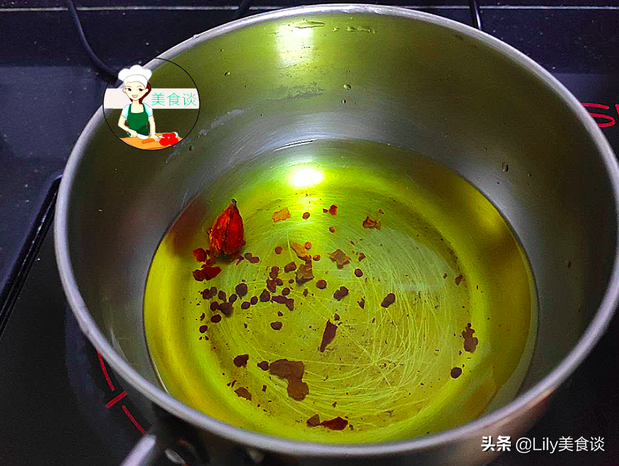 家常鹽焗雞做法，不用埋在鹽堆裡，只需一種調料，跟買的一樣好吃