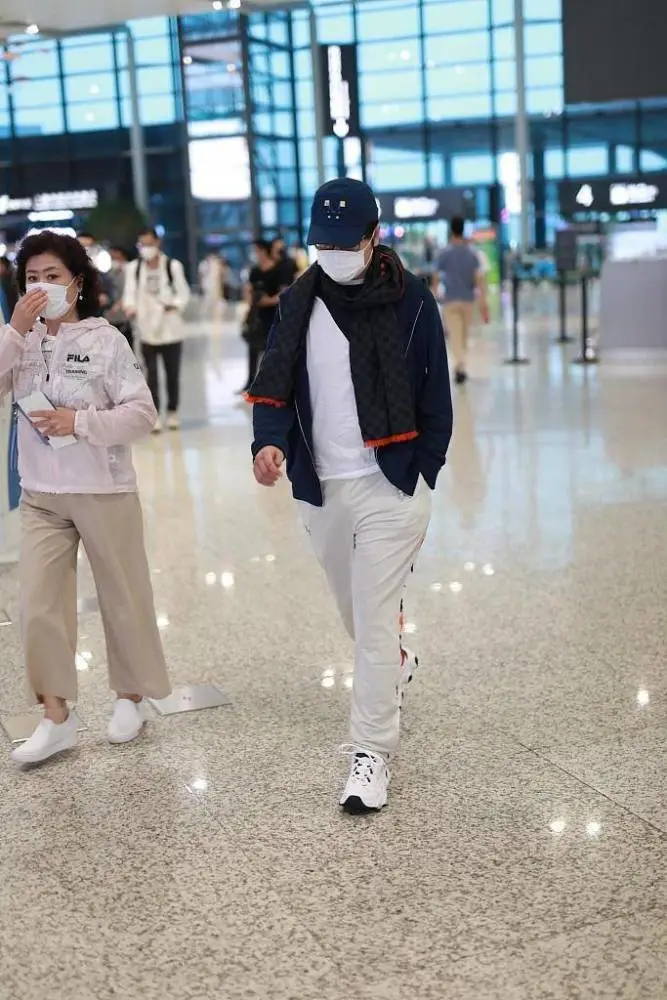 郎朗妈妈罕见露面！一袭粉色长裙配卷发好时髦，气质出众如贵夫人