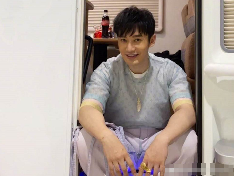 42岁的黄晓明越活越年轻，最新街拍被误认成是男