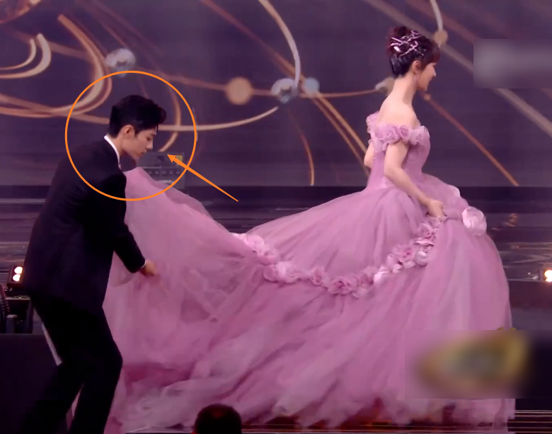 杨紫裙摆太大上台不方便，有谁注意肖战的举动