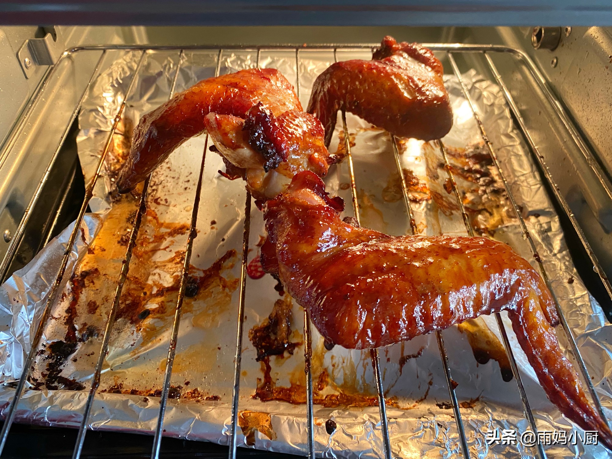 不用油炸不用紅燒，在家做焦香誘人的蒜香烤全翅，好吃到舔手指