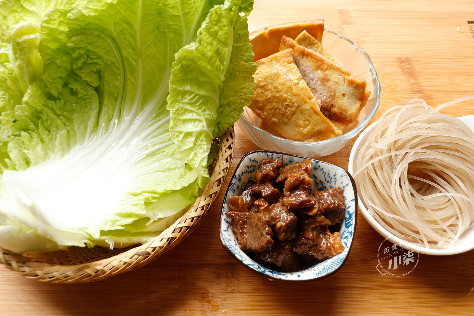 天冷，燉一鍋白菜粉條吃才過癮，吃完全身冒汗，好吃連湯汁也不剩