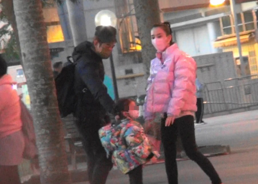 郭富城一家五口逛街，俩女儿不怕露正脸，小他4岁的岳母穿貂贵气