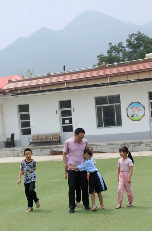 济南这所海拔最高的小学：一位老师带九个娃，已在此任教18年