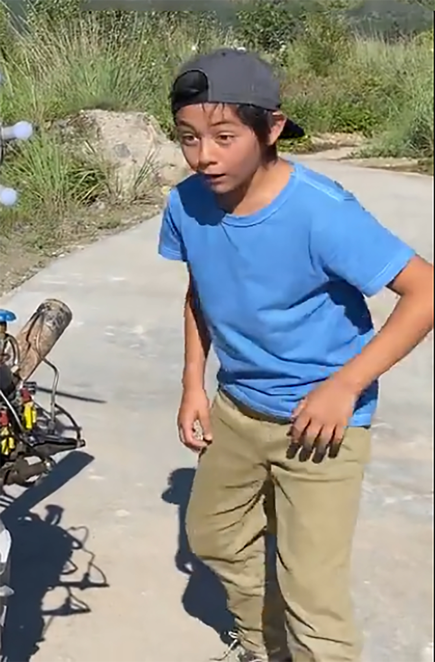 刘烨一双儿女出游，诺一开车载妹妹超拉风，10岁诺一晒黑太像爸爸