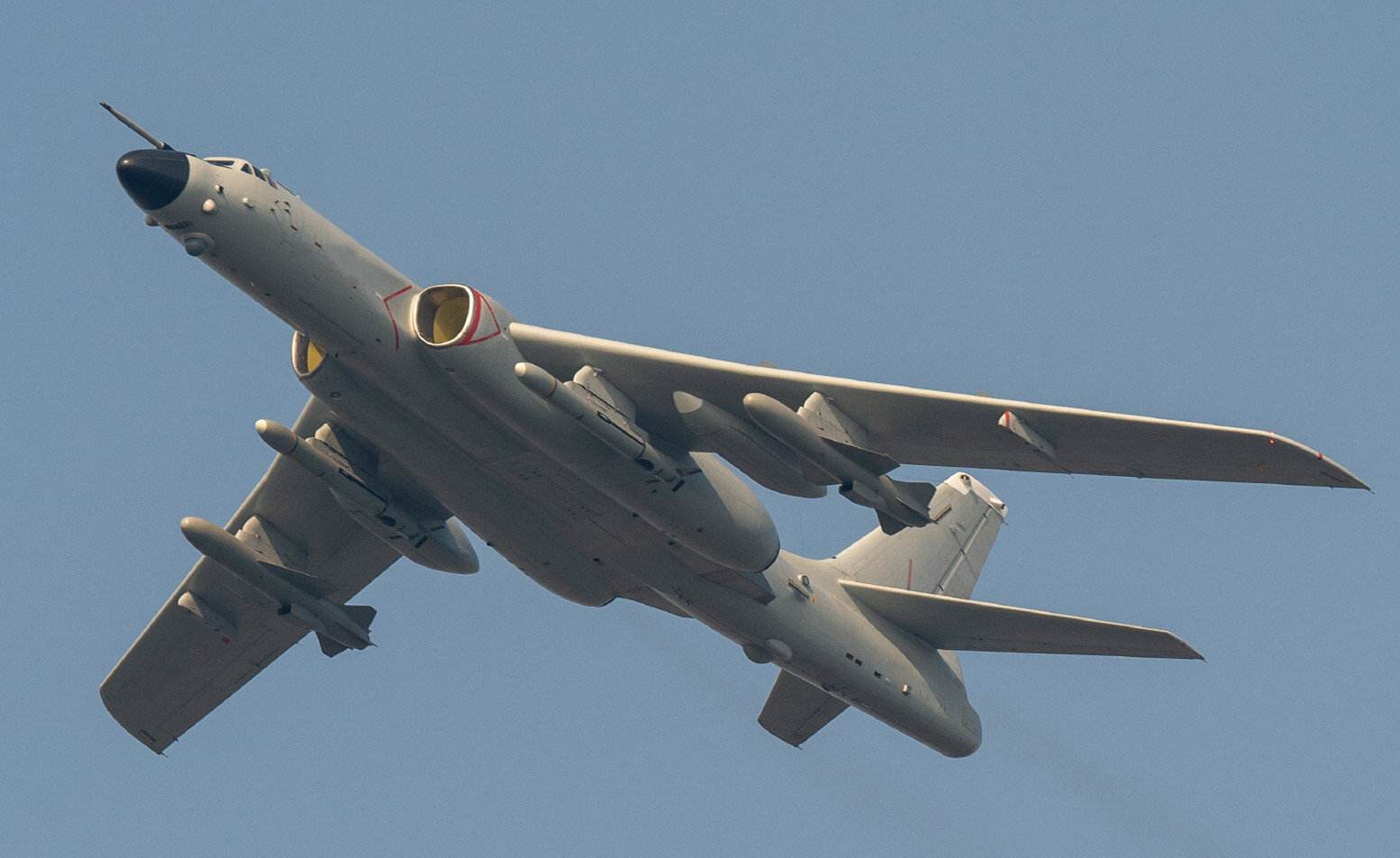 美媒曝光新图片：轰6N装12米导弹亮相，弹头扁平疑似东风17