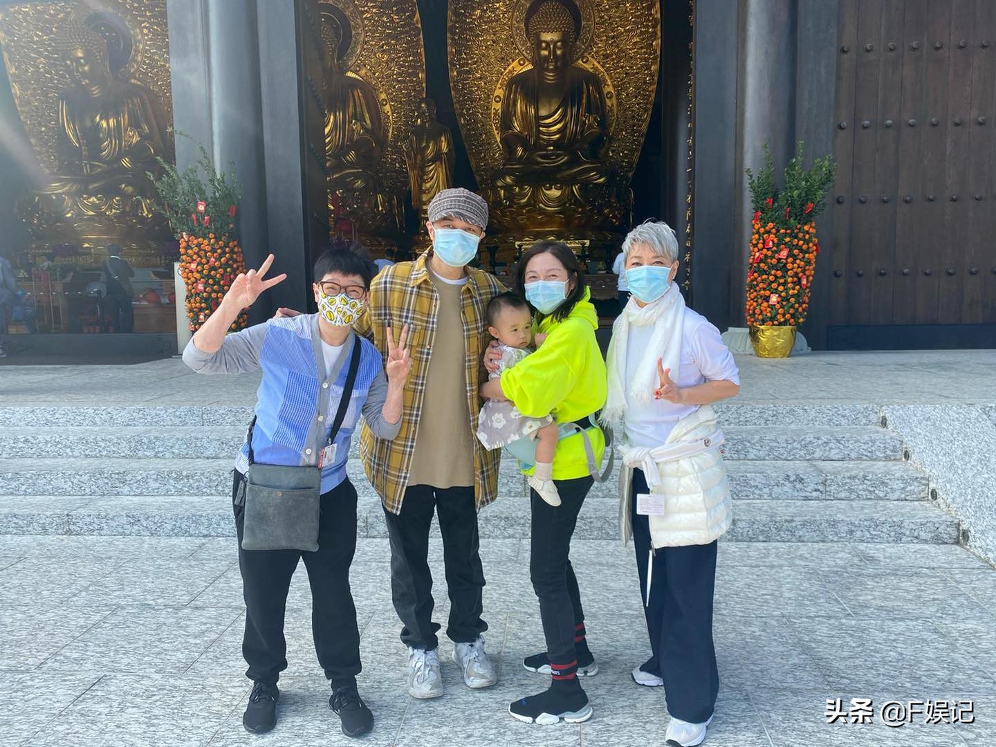 古巨基夫婦帶兒子出門郊遊兒子打扮得像小公主一樣可愛