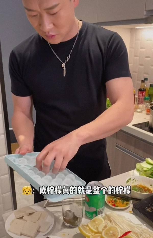 曹云金被疑没工作？家里凌乱杂物堆一桌，前妻豪宅却奢华似皇宫