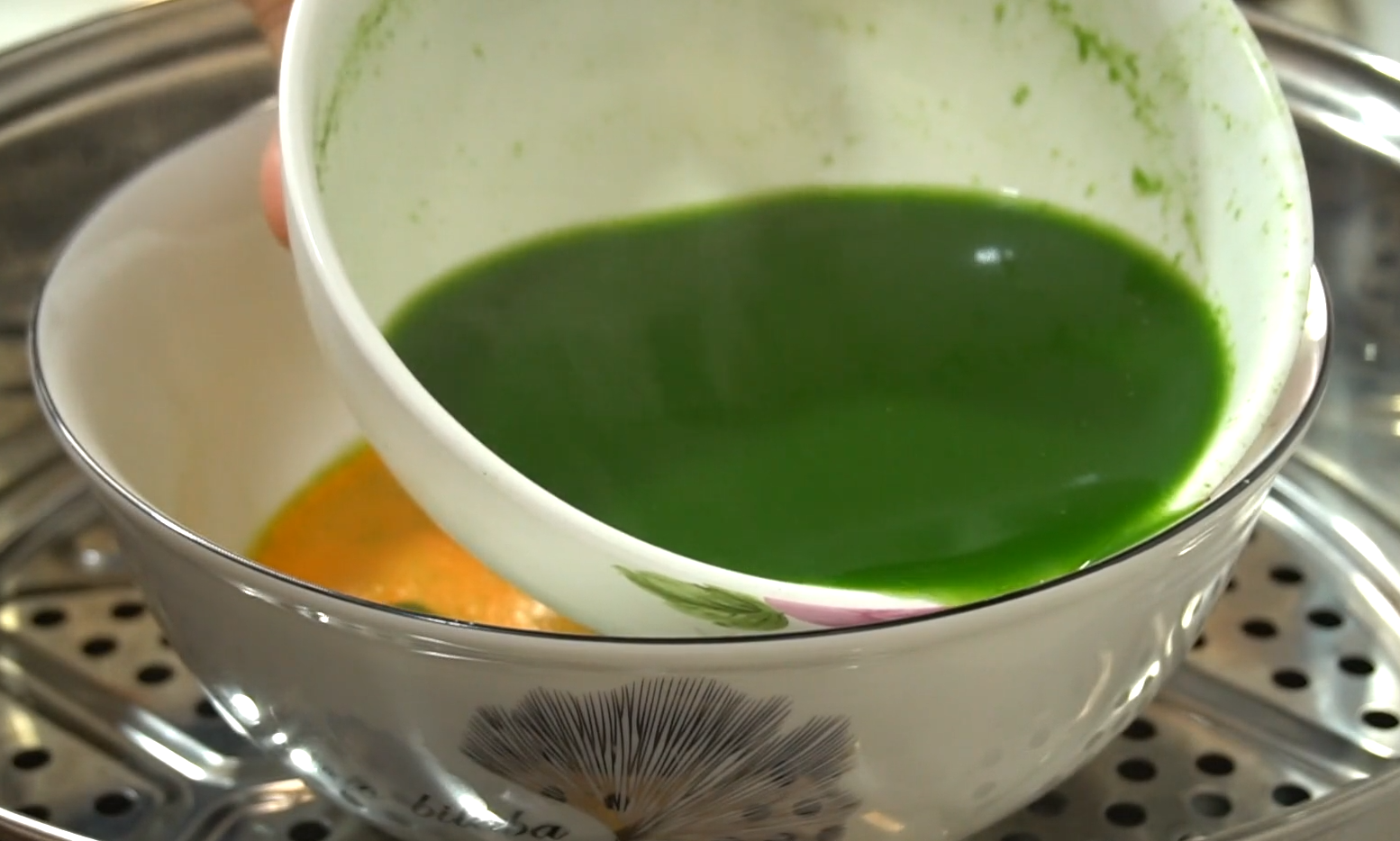 教你做蔬菜雙色水蒸蛋，口感滑嫩，營養豐富，老人孩子都愛吃