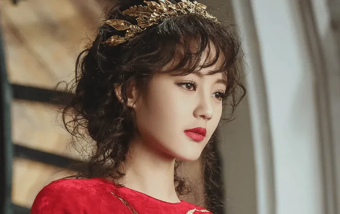 本是赵丽颖替身，却趁颖宝怀孕时疯狂接戏，成