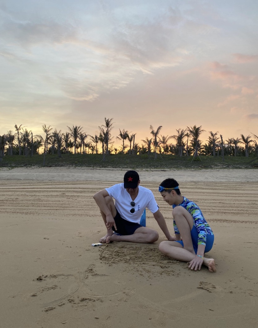 胡軍兒子康康12歲生日，身高赶超媽媽氣質像爸爸，學習成績優異