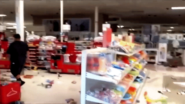 打砸抢烧乱成一锅粥，老美还四处秀肌肉！真的