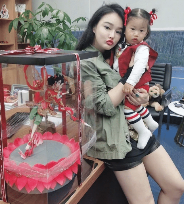 張柏芝帶兒子去遊樂園，大兒子捲髮帥氣，給小兒子扎辮子當女兒養