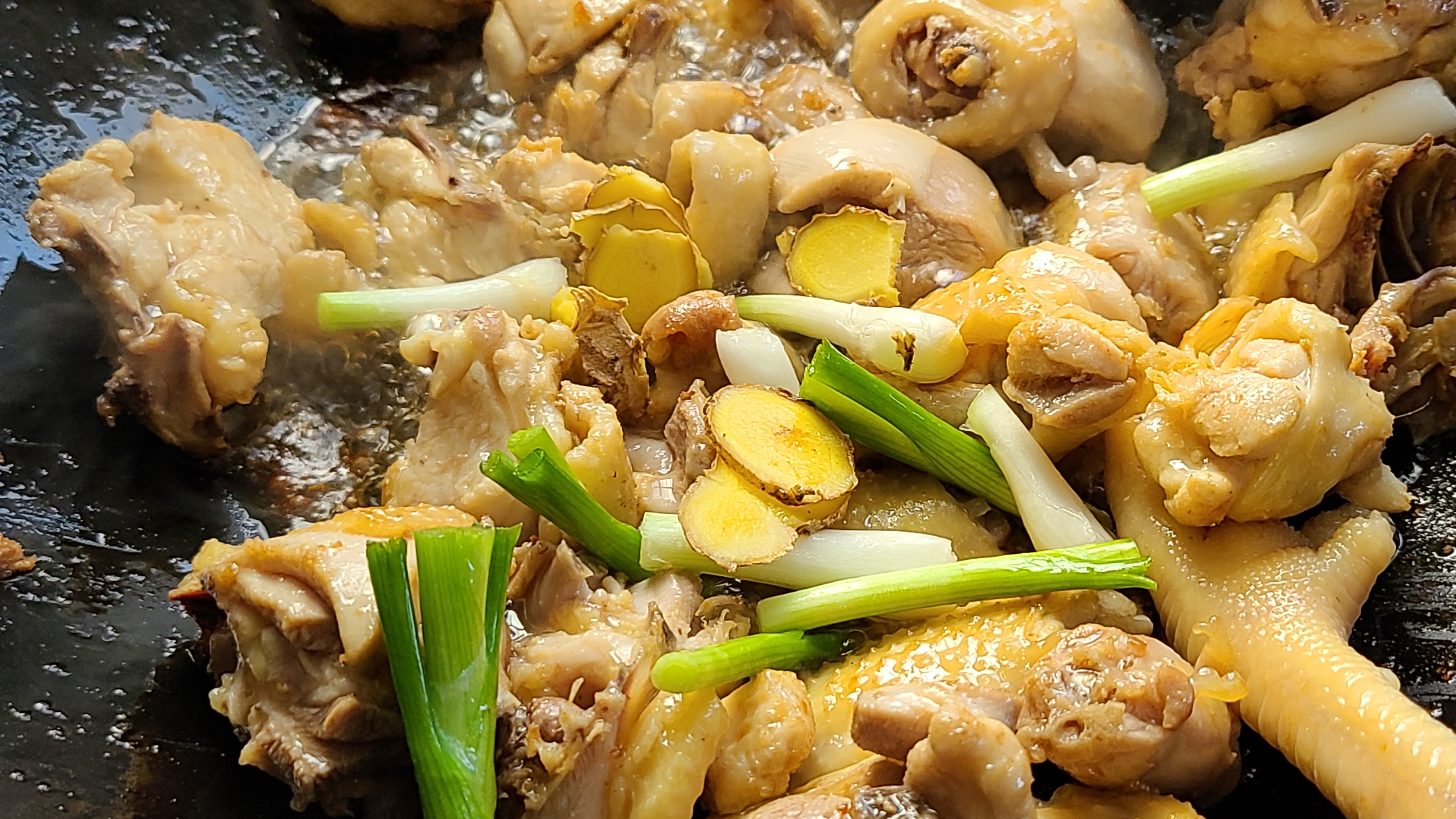 螃蟹燜雞的做法，香味濃郁，好吃下飯，看著肚子都餓了