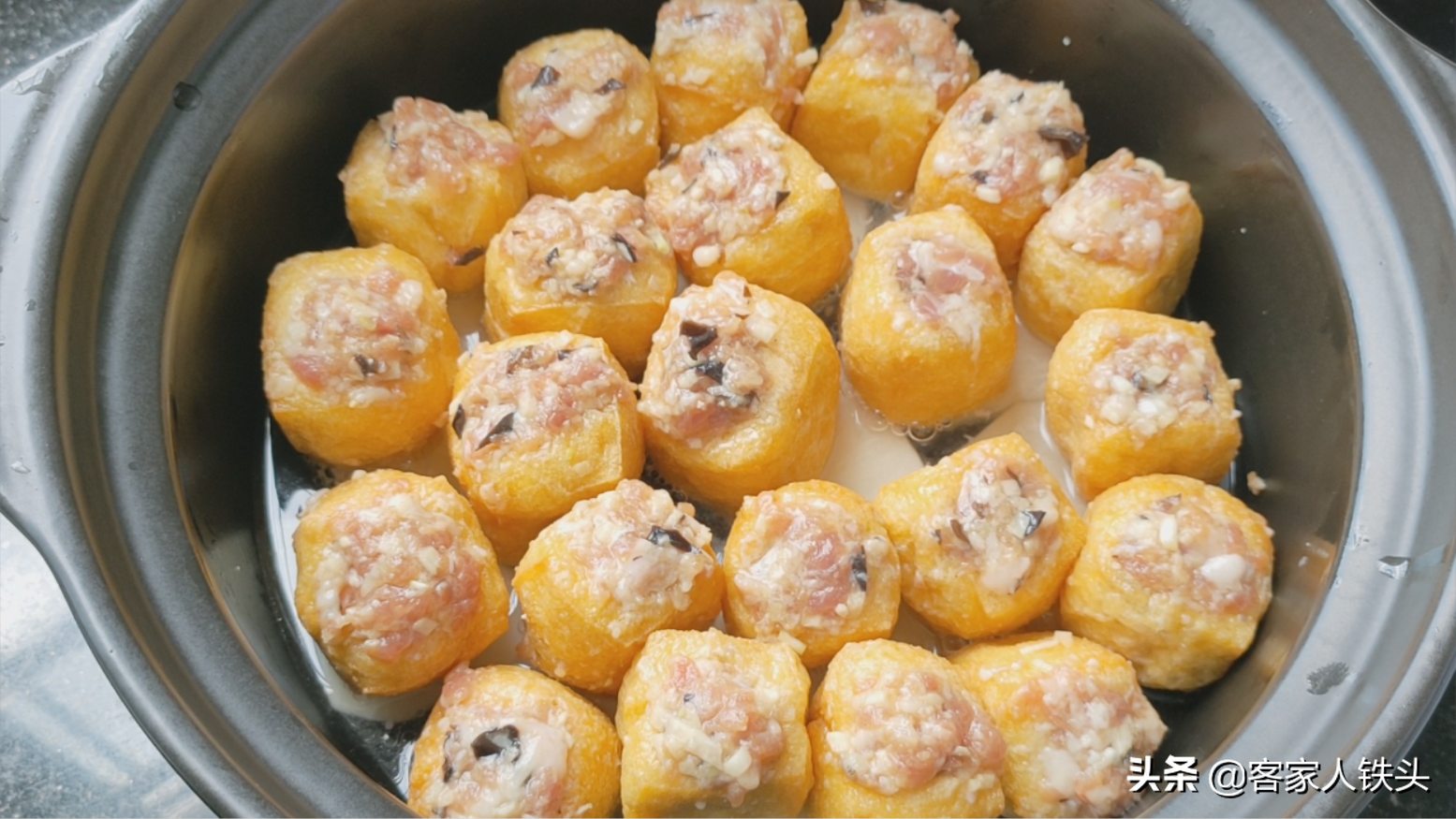 客家酿油豆腐新吃法，加一个沙葛，口感好鲜香味美，咬一口满嘴汁