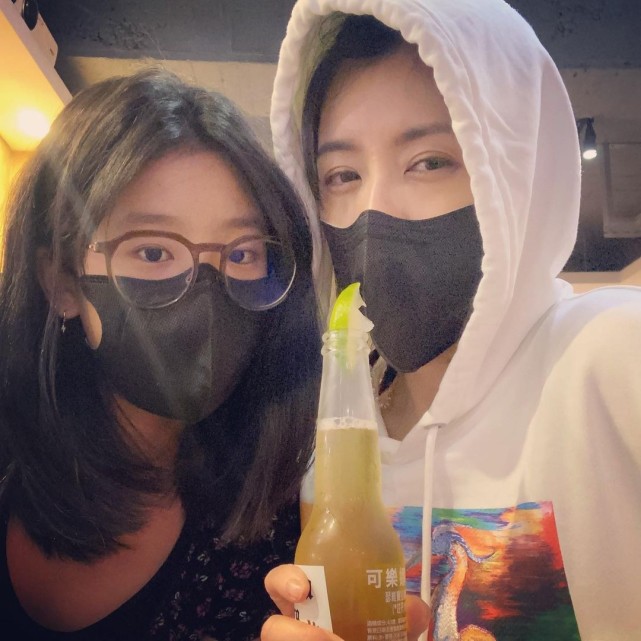 賈靜雯與長女開心合影似姐妹，15歲梧桐妹變美少女，身材超標致