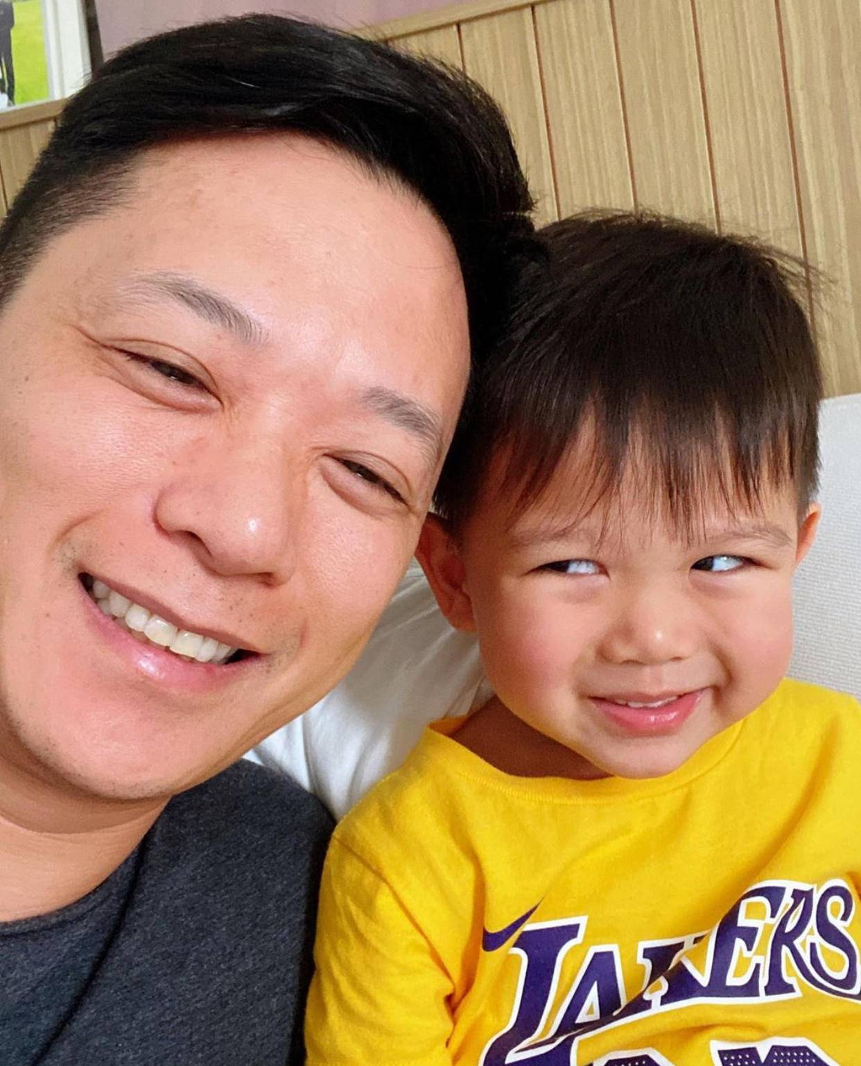 胡杏儿儿子手指受伤喊爸爸叫救护车太萌！趴在爸爸身上眼大睫毛长