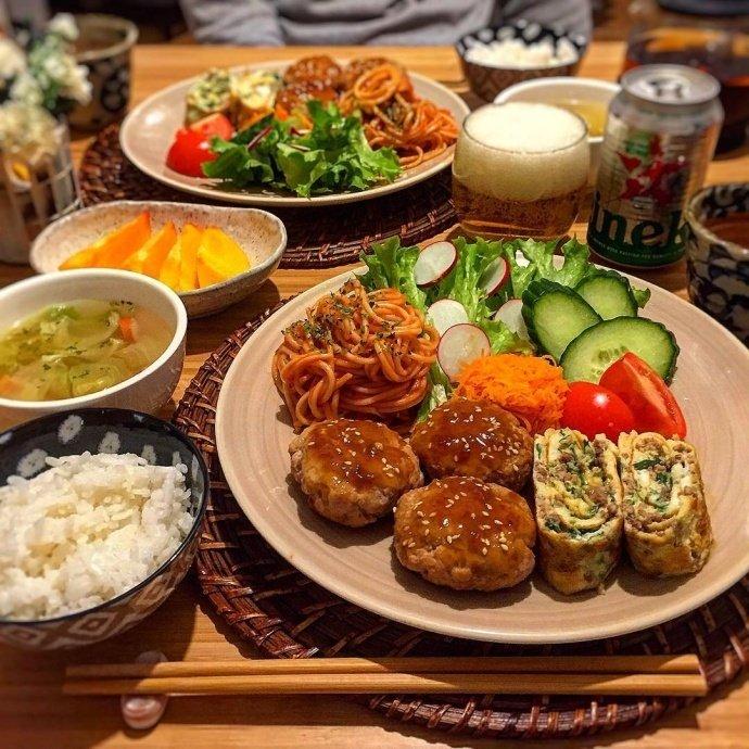 阿里巴巴食堂饭菜有多好？龙虾螃蟹应有尽有，网友：羡慕嫉妒恨
