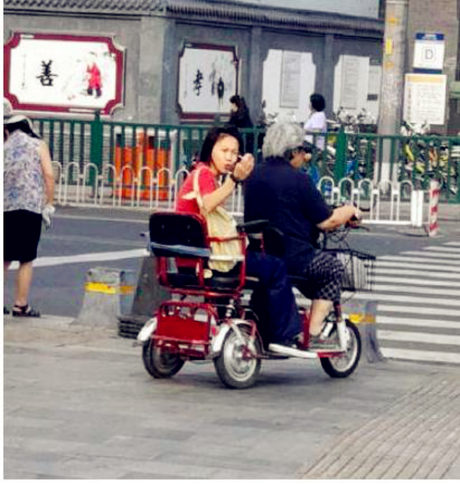 窦靖童垃圾桶旁吃路边摊，素颜出镜接地气，与李嫣形成鲜明对比