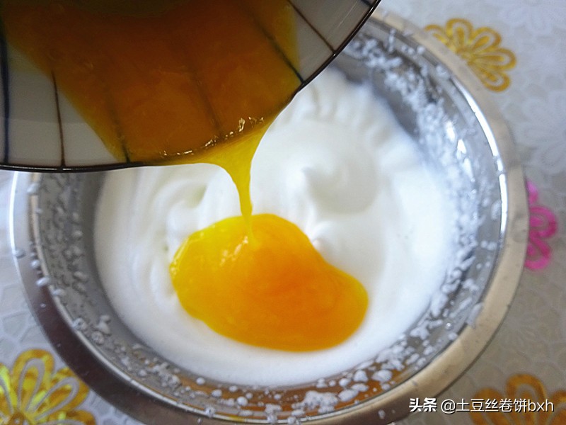 平底鍋就能完成的、入口即化的舒芙蕾式蛋糕，簡單好做，太好吃