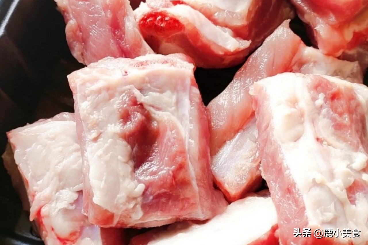 老父亲惯用的蒜香排骨“腌制配方”，外酥里嫩，蒜香十足，真美味