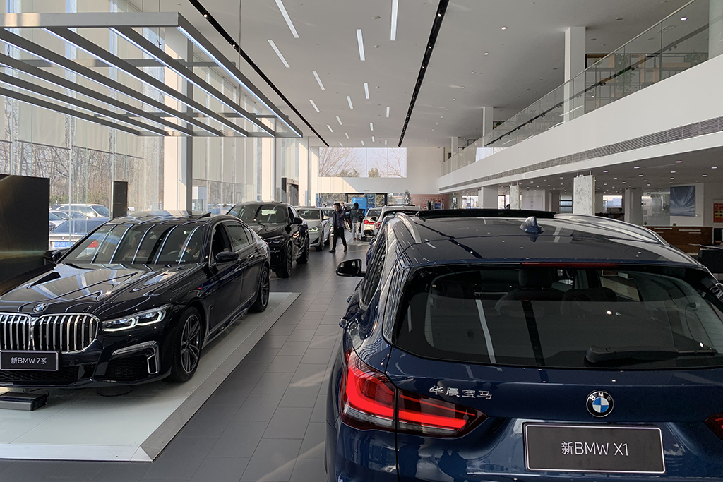 探店 宝马3系现金优惠4万左右 现车充足 要加装饰 易车