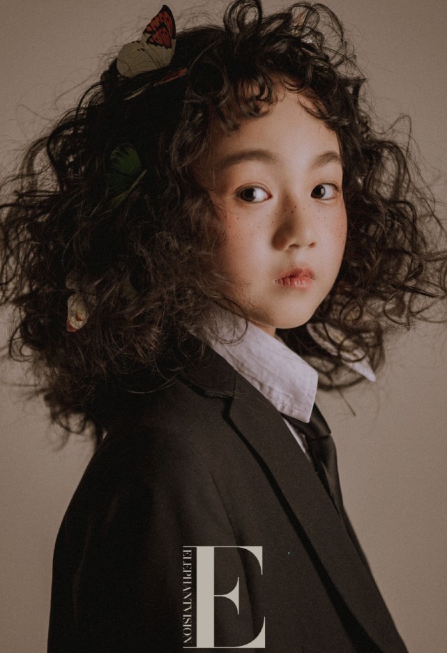 小山竹最新寫真，一改俏皮可愛模樣，燙了頭髮換了新妝容太驚艷