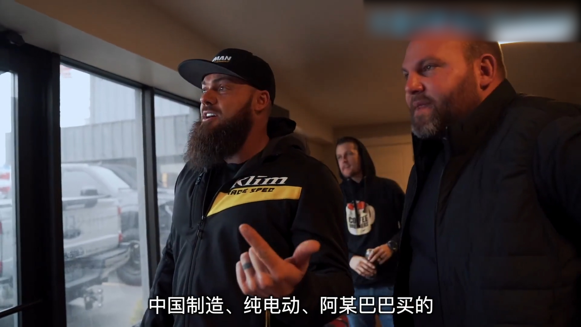 美国街头惊现中国老年代步车，载3个美国壮汉，被迫飙到55公里