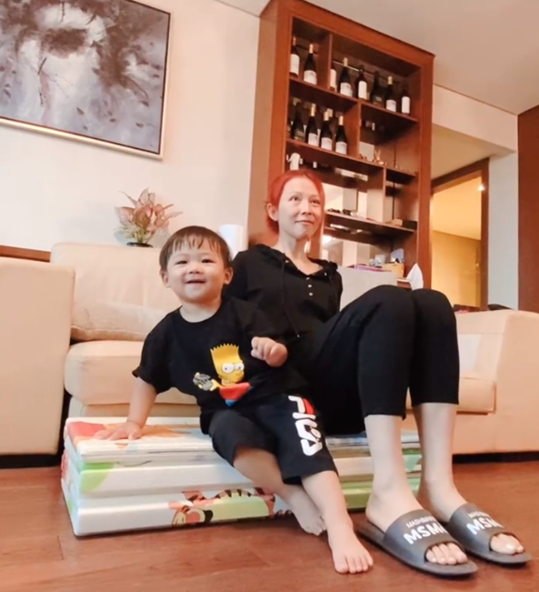 蔡少芬公园遛娃，2岁鱼蛋撸起袖子拿着竹竿，似执剑行侠仗义萌翻