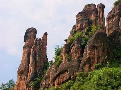 韶关有一著名景点不是丹霞山，由3块巨石堆成，形如雄鸡面湘背粤