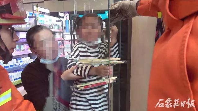 3岁男童被门缝夹头身亡，千万别让你的「错误救助」害了孩子